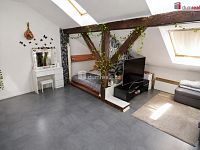 Světlý podkrovní byt 2+kk, 45 m2, 6.patro, OV, cihla, Praha 3