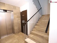 Slunná bytová jednotka 1+kk ve třetím patře novostavby z roku 2019 ve Stodůlkách - 13