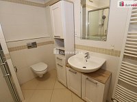 Slunná bytová jednotka 1+kk ve třetím patře novostavby z roku 2019 ve Stodůlkách - 9