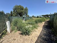 Nabízíme k prodeji zahradu o výměře 184 m² v obci Veltrusy, situovanou v klidné zahrádkářské kolonii v ulici V Cihelnách