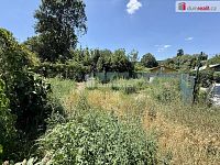Nabízíme k prodeji zahradu o výměře 184 m² v obci Veltrusy, situovanou v klidné zahrádkářské kolonii v ulici V Cihelnách - 11