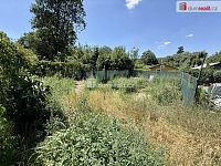 Nabízíme k prodeji zahradu o výměře 184 m² v obci Veltrusy, situovanou v klidné zahrádkářské kolonii v ulici V Cihelnách - 12