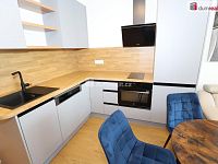 Moderní a designová bytová jednotka 1+kk v prvním patře novostavby ve Vysočanech