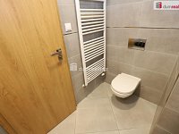 Moderní a designová bytová jednotka 1+kk v prvním patře novostavby ve Vysočanech - 11