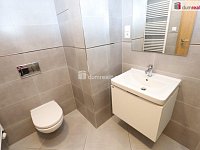 Moderní a designová bytová jednotka 1+kk v prvním patře novostavby ve Vysočanech - 13