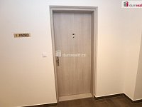 Moderní a designová bytová jednotka 1+kk v prvním patře novostavby ve Vysočanech - 20