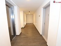 Moderní a designová bytová jednotka 1+kk v prvním patře novostavby ve Vysočanech - 21