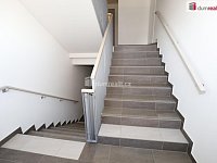 Moderní a designová bytová jednotka 1+kk v prvním patře novostavby ve Vysočanech - 22