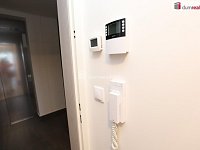 Moderní a designová bytová jednotka 1+kk v prvním patře novostavby ve Vysočanech - 23