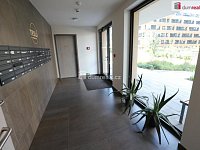 Moderní a designová bytová jednotka 1+kk v prvním patře novostavby ve Vysočanech - 25