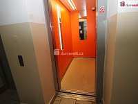 Krásný udržovaný byt 2+kk/L s lodžií s hezkým výhledem v Karlových Varech - 11