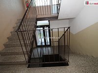 Krásný udržovaný byt 2+kk/L s lodžií s hezkým výhledem v Karlových Varech - 12