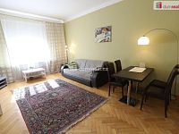Prostorný slunný byt 4+kk v pátém patře cihlového domu s výtahem na Vinohradech