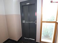 Prostorný slunný byt 4+kk v pátém patře cihlového domu s výtahem na Vinohradech - 24
