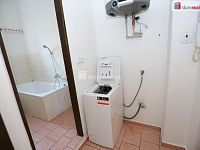 Pěkný slunný byt 2+kk v prvním patře cihlového domu v Bečově nad Teplou s parkováním ve dvoře - 8