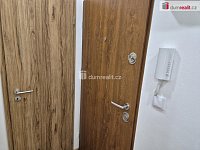Prodej kompletně zrekonstruovaného bytu 3+1+L v Příšovicích - vpravo hl. dveře bytu; vlevo vstup na WC