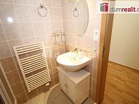 Krásný slunný byt 2+kk/B/S se sklepem a balkonem v prvním patře novostavby v Doubí, Karlovy Vary - 10