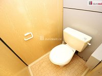 Udržovaná slunná garsonka s výhledem na Rolavu v Karlových Varech - 15