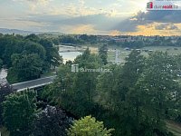 Udržovaná slunná garsonka s výhledem na Rolavu v Karlových Varech - 16
