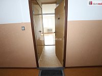 Udržovaná slunná garsonka s výhledem na Rolavu v Karlových Varech - 19