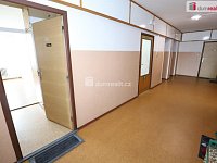 Udržovaná slunná garsonka s výhledem na Rolavu v Karlových Varech - 20