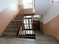 Udržovaná slunná garsonka s výhledem na Rolavu v Karlových Varech - 21