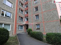 Udržovaná slunná garsonka s výhledem na Rolavu v Karlových Varech - 24