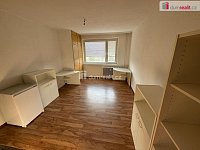 Udržovaná slunná garsonka s výhledem na Rolavu v Karlových Varech - 3