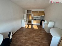 Udržovaná slunná garsonka s výhledem na Rolavu v Karlových Varech - 6