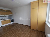 Udržovaná slunná garsonka s výhledem na Rolavu v Karlových Varech - 8