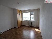 Udržovaná slunná garsonka s výhledem na Rolavu v Karlových Varech - 9