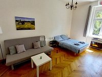 Pěkný útulný byt 2+kk v cihlovém pavlačovém domě v Praze na Smíchově - 1