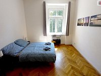 Pěkný útulný byt 2+kk v cihlovém pavlačovém domě v Praze na Smíchově