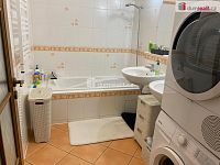 Krásný slunný mezonetový byt 5+kk ve třetím patře cihlového domu Karlovy Vary - Dvory - 12