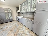 Pronájem domu 6+kk 225 m2 681 m2 pozemek parkovací stání zahrada terasa  - 2