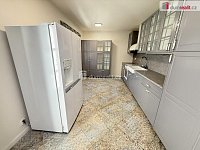 Pronájem domu 6+kk 225 m2 681 m2 pozemek parkovací stání zahrada terasa  - 3