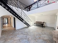 Pronájem domu 6+kk 225 m2 681 m2 pozemek parkovací stání zahrada terasa  - 4