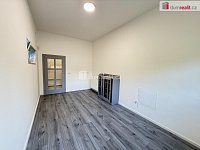 Pronájem domu 6+kk 225 m2 681 m2 pozemek parkovací stání zahrada terasa  - 18