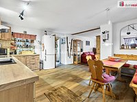 Dům 90 m² po kompletní rekonstrukci se srubem, pár minut od Lipna. Zahrada od Dana Kohouta, vlastní studna, krb. - 11