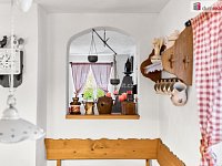 Dům 90 m² po kompletní rekonstrukci se srubem, pár minut od Lipna. Zahrada od Dana Kohouta, vlastní studna, krb. - 14