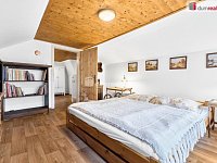 Dům 90 m² po kompletní rekonstrukci se srubem, pár minut od Lipna. Zahrada od Dana Kohouta, vlastní studna, krb. - 17
