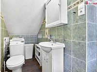 Dům 90 m² po kompletní rekonstrukci se srubem, pár minut od Lipna. Zahrada od Dana Kohouta, vlastní studna, krb. - 20