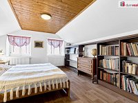 Dům 90 m² po kompletní rekonstrukci se srubem, pár minut od Lipna. Zahrada od Dana Kohouta, vlastní studna, krb. - 21