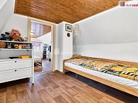 Dům 90 m² po kompletní rekonstrukci se srubem, pár minut od Lipna. Zahrada od Dana Kohouta, vlastní studna, krb. - 22