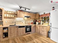 Dům 90 m² po kompletní rekonstrukci se srubem, pár minut od Lipna. Zahrada od Dana Kohouta, vlastní studna, krb. - 27