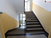 Pěkný útulný byt 2+kk ve druhém patře cihlového domu se zahradou - 15