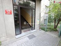Pěkný útulný byt 2+kk ve druhém patře cihlového domu se zahradou - 18