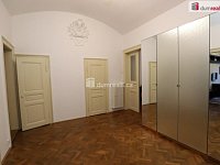 Krásný slunný prostorný byt 2+1 v prvním patře s balkonem v cihlovém domě na Vinohradech - 10