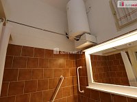 Krásný slunný prostorný byt 2+1 v prvním patře s balkonem v cihlovém domě na Vinohradech - 13
