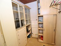 Krásný slunný prostorný byt 2+1 v prvním patře s balkonem v cihlovém domě na Vinohradech - 17